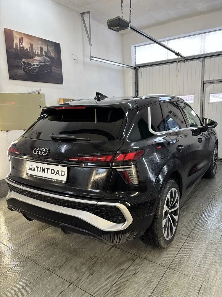 Audi Q8 — Tylne przeszklenia czarnego SUV-a.