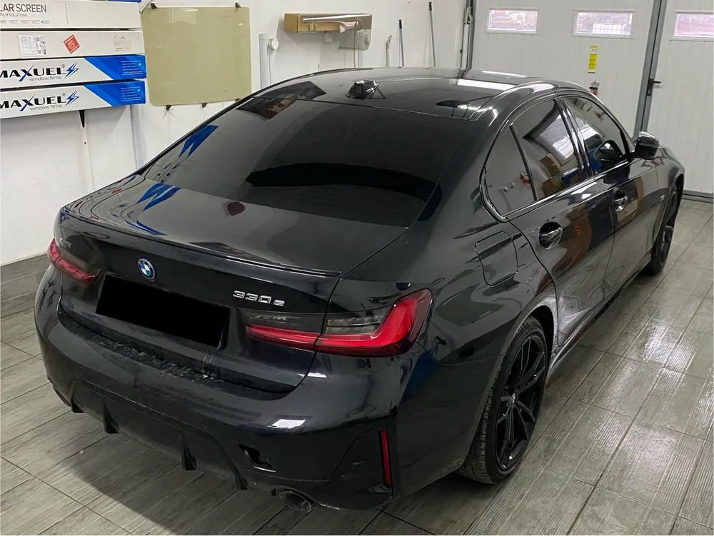 BMW 330e — Tylna szyba i boczne przeszklenia w warsztacie.