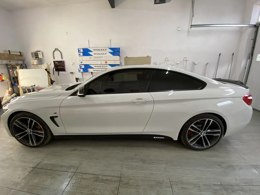 BMW coupé — Boczne szyby na białym nadwoziu coupé.