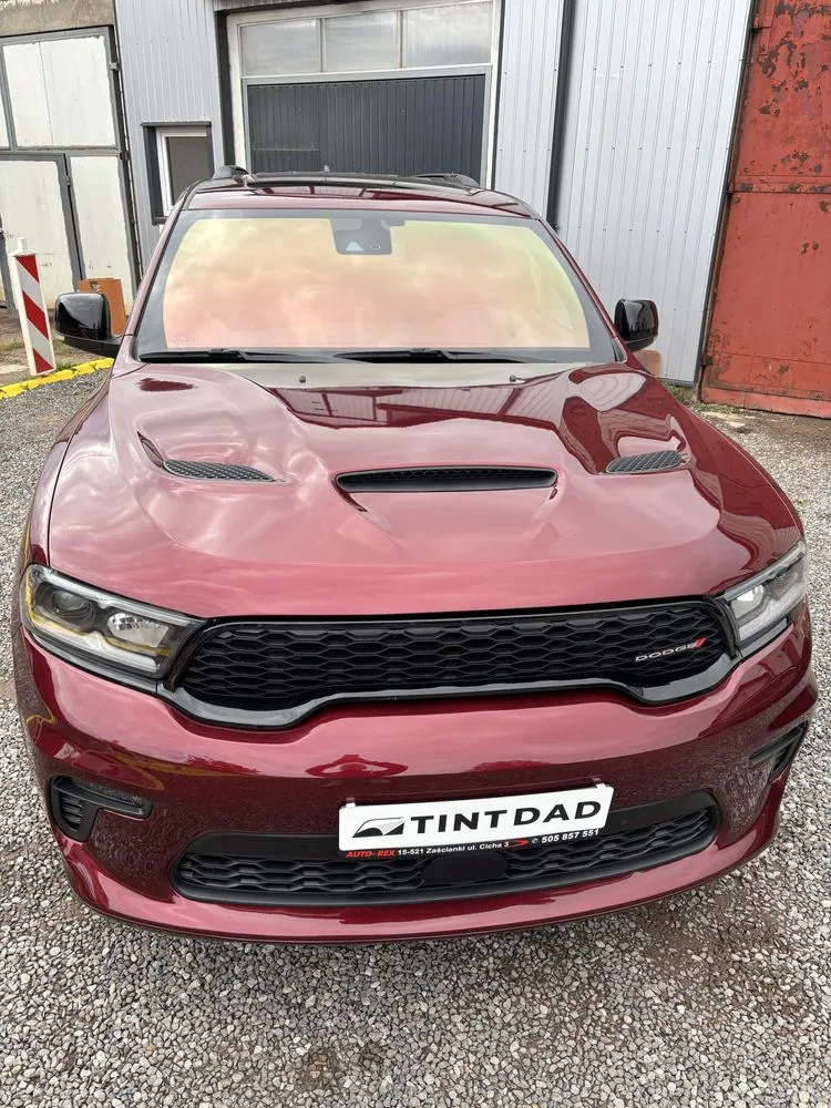 Dodge — Przednia szyba z barwnym refleksem w świetle warsztatu.
