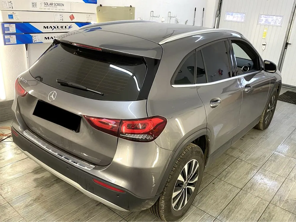 Mercedes GLA — Widok na tylną i boczne szyby.